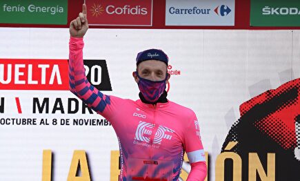 Michael Woods, en el podio de la meta de Villanueva de Valdegovía. | EFE