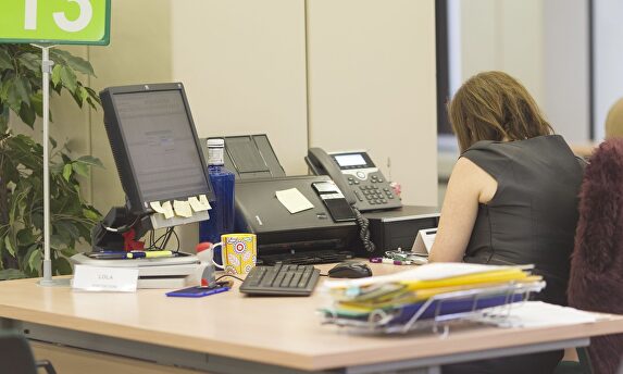 Los empleados públicos cobrarán un 0,9% más en 2021. | Europa Press