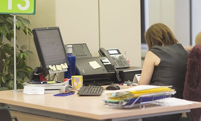 Los empleados públicos cobrarán un 0,9% más en 2021. | Europa Press