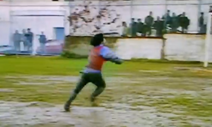 Maradona en el barro con el Nápoles. | Twitter