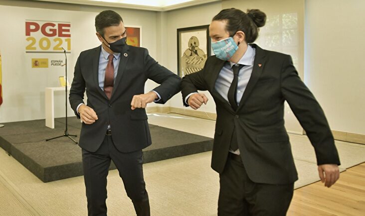 Pedro Sánchez y Pablo Iglesias se saludan con el codo, después de la rueda de prensa para presentar los presupuestos generales del Estado 2021. | Dani Gago