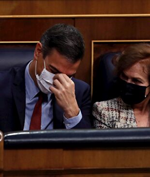 El presidente del Gobierno, Pedro Sánchez (i), junto a la vicepresidenta primera, Carmen Calvo | EFE
