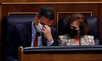 El presidente del Gobierno, Pedro Sánchez (i), junto a la vicepresidenta primera, Carmen Calvo. | EFE