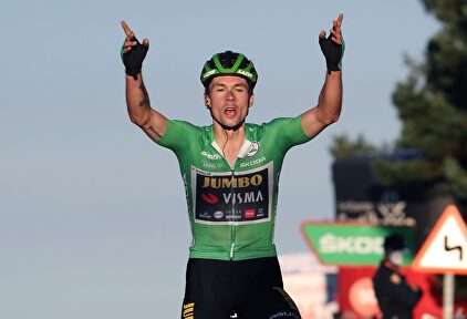 Roglic celebra su victoria en el Alto de Moncalvillo. | EFE