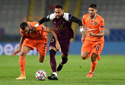 Neymar (c), lesionado en el partido Istanbul Basaksehir-PSG. | EFE