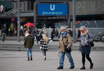 Personas con mascarilla en la Alexanderplatz de Berlín | EFE