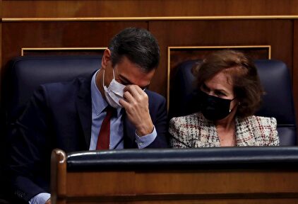 El presidente del Gobierno, Pedro Sánchez (i), junto a la vicepresidenta primera, Carmen Calvo. | EFE