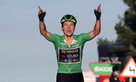 Roglic celebra su victoria en el Alto de Moncalvillo. | EFE