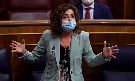 LA ministra de Hacienda, María Jesús Montero interviene durante la sesión de control al Ejecutivo | EFE