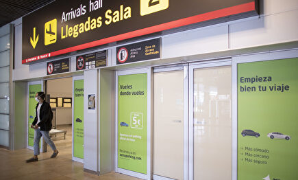 Los ingresos aeroportuarios de AENA caen un 63,6%. | Alamy