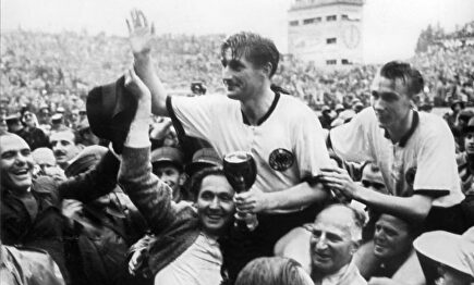 Fritz Walter, celebrando el título de campeón del mundo de 1954.  | Archivo