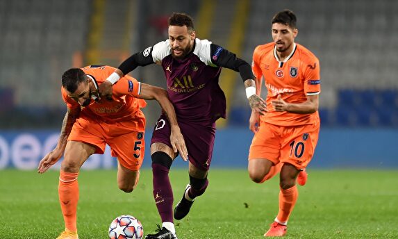 Neymar (c), lesionado en el partido Istanbul Basaksehir-PSG. | EFE