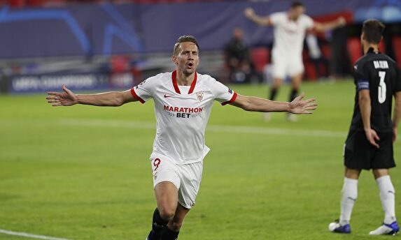 De Jong celebra su gol al Rennes en el Sánchez Pizjuán. | EFE