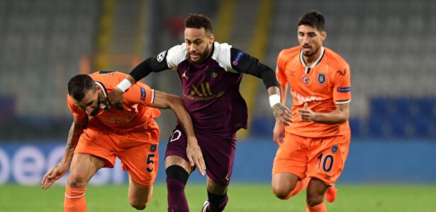 Neymar (c), lesionado en el partido Istanbul Basaksehir-PSG. | EFE