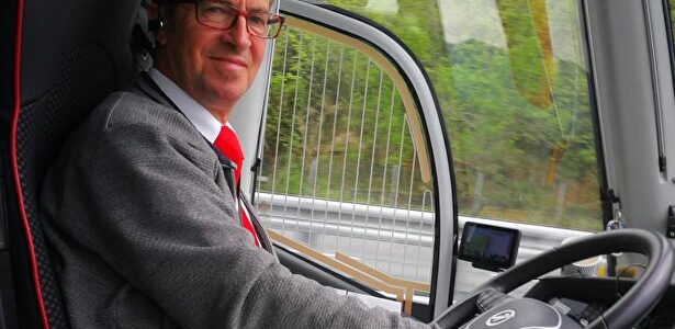 Julio García en su autobús | LD