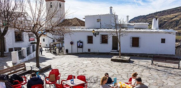 Terraza en Capileira, Las Alpujarras, provincia de Granada | Alamy