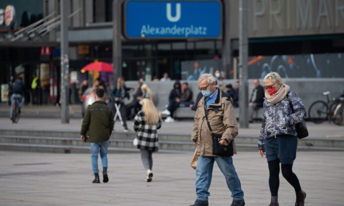 Personas con mascarilla en la Alexanderplatz de Berlín | EFE