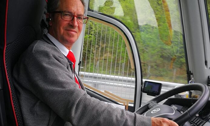 Julio García en su autobús | LD