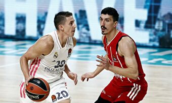 Jaycee Carroll (i), en acción ante Dedovic. | EFE