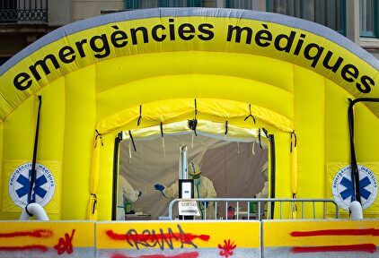 Vista de la carpa montada para la realización de pruebas PCR frente al CAP del Passeig Sant Joan de Barcelona este miércoles. | EFE
