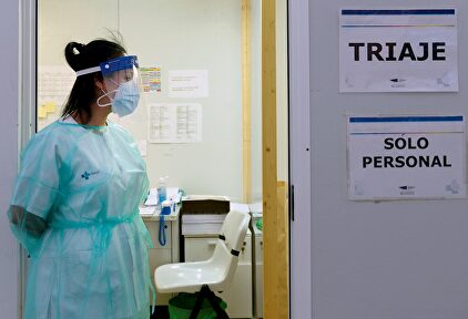 Una enfermera espera la llegada de pacientes en la zona de triaje de las urgencias del Hospital Río Hortega de Valladolid | EFE