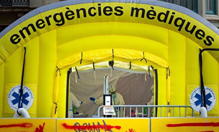 Vista de la carpa montada para la realización de pruebas PCR frente al CAP del Passeig Sant Joan de Barcelona este miércoles. | EFE
