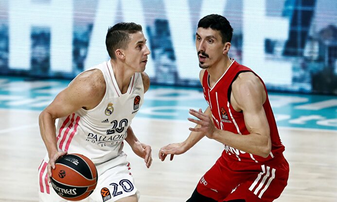 Jaycee Carroll (i), en acción ante Dedovic. | EFE
