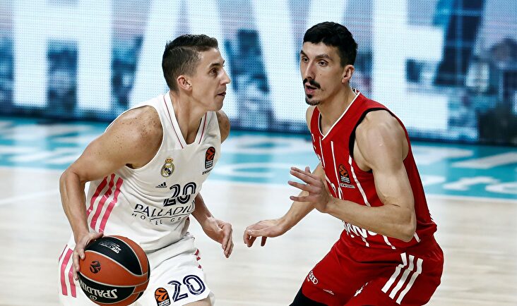 Jaycee Carroll (i), en acción ante Dedovic. | EFE