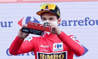 Primoz Roglic, con el maillot rojo de líder de la Vuelta a España. | EFE