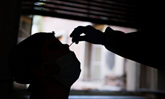 Alumno de un Colegio Mayor sometiéndose a una PCR. | EFE