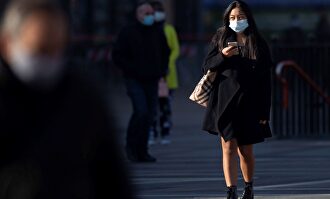 Mujer en Milán durante la segunda ola de coronavirus  | EFE