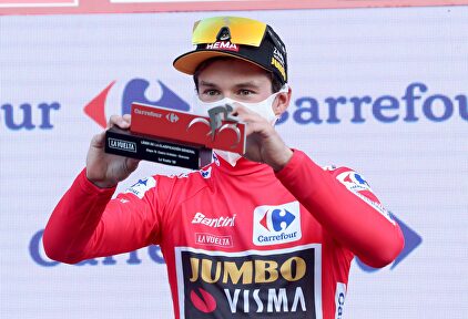 Primoz Roglic, con el maillot rojo de líder de la Vuelta a España. | EFE
