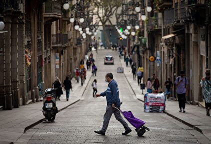 Aspecto de una céntrica calle de Barcelona durante el confinamiento perimetral. | EFE