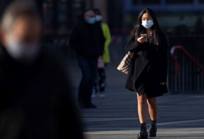 Mujer en Milán durante la segunda ola de coronavirus  | EFE