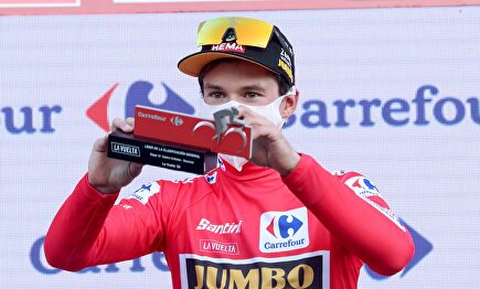 Primoz Roglic, con el maillot rojo de líder de la Vuelta a España. | EFE