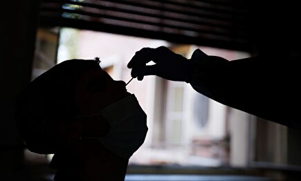 Alumno de un Colegio Mayor sometiéndose a una PCR. | EFE