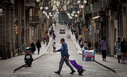 Aspecto de una céntrica calle de Barcelona durante el confinamiento perimetral. | EFE