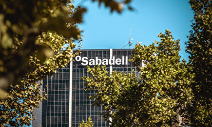 Sabadell aumenta los créditos un 4,3%. | Alamy
