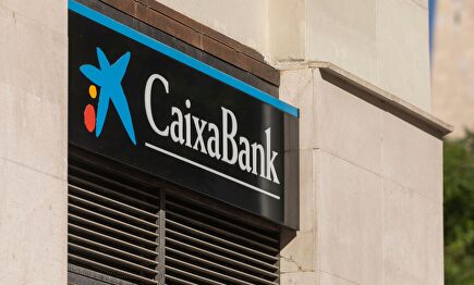 Caixabank supera los 7 millones de clientes digitales. | Alamy