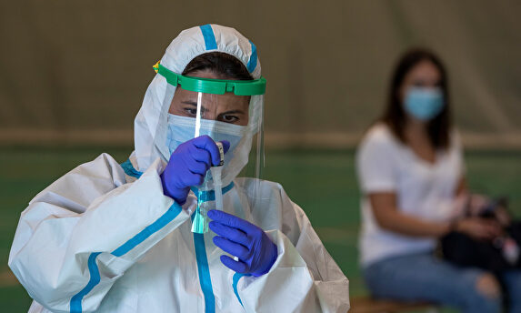 Un sanitario maneja muestras durante unas pruebas de coronavirus. | EFE