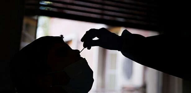 Alumno de un Colegio Mayor sometiéndose a una PCR. | EFE