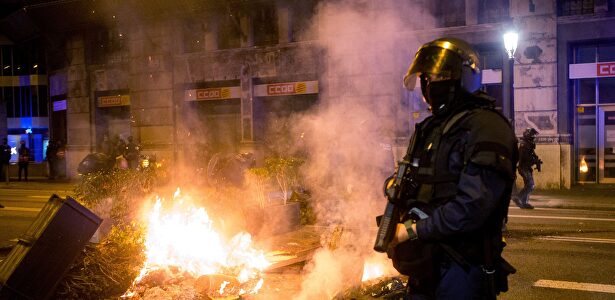 Altercados en el centro de Barcelona tras una manifestación negacionista. | EFE
