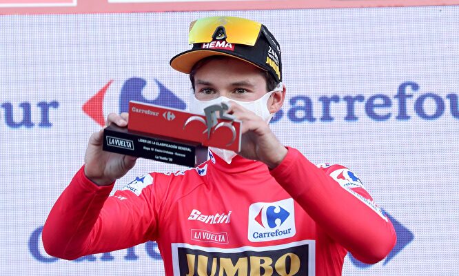 Primoz Roglic, con el maillot rojo de líder de la Vuelta a España. | EFE