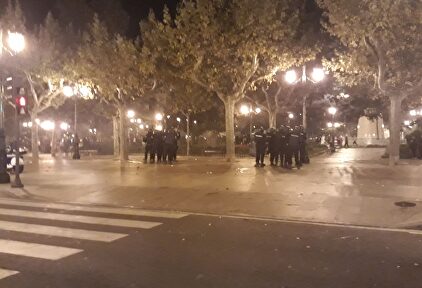 Los agentes antidisturbios se preparan para intervenir en el paseo de El Espolón (Logroño). | Europa Press