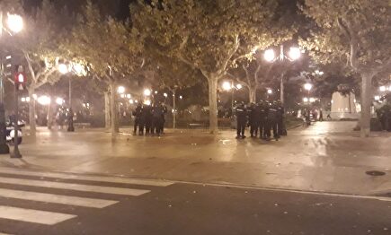 Los agentes antidisturbios se preparan para intervenir en el paseo de El Espolón (Logroño). | Europa Press
