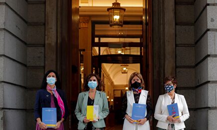 La ministra de Hacienda, junto a su equipo, a su llegada al Congreso para presentar los PGE para el próximo año. | EFE