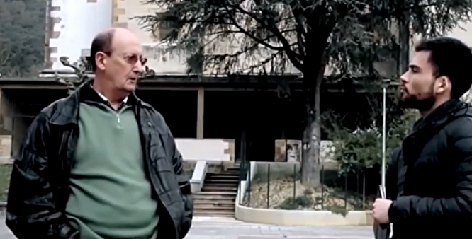 Imagen del documental durante la entrevista con el cura de Lemona. | Bajo el silencio