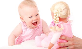 Una niña juega con su muñeca. | Pixabay