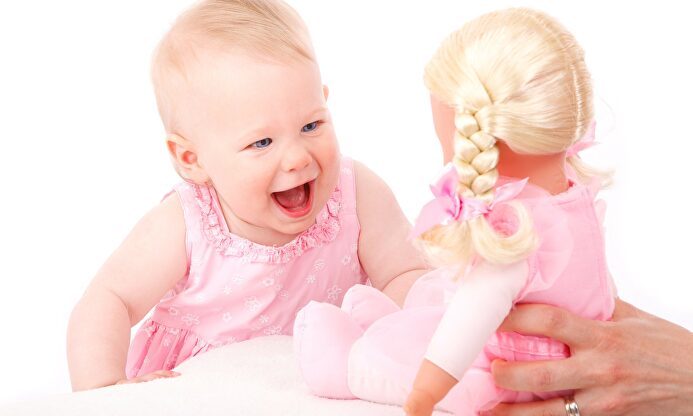 Una niña juega con su muñeca. | Pixabay