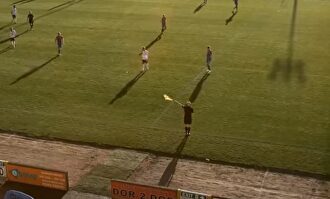 Una cámara con inteligencia artificial confunde el balón con la cabeza de un árbitro calvo